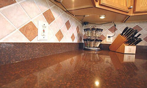 Кухонный плинтус для столешницы - алюминиевый и пластиковый
